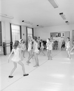 880993 Afbeelding van leerlingen tijdens een balletles in de Gemeentelijke Muziekschool (Lange Nieuwstraat 2) te Utrecht.